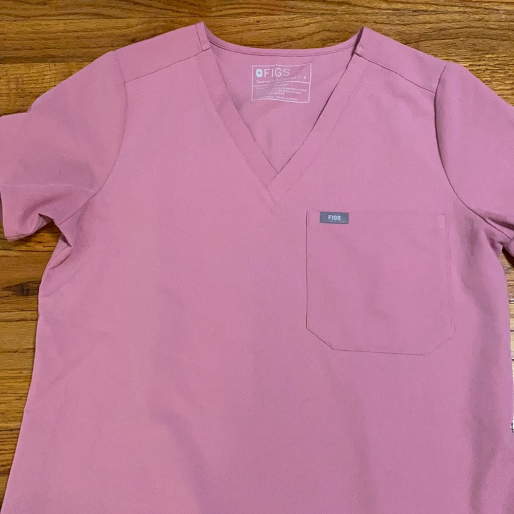 Figs chalk pink scrub top!